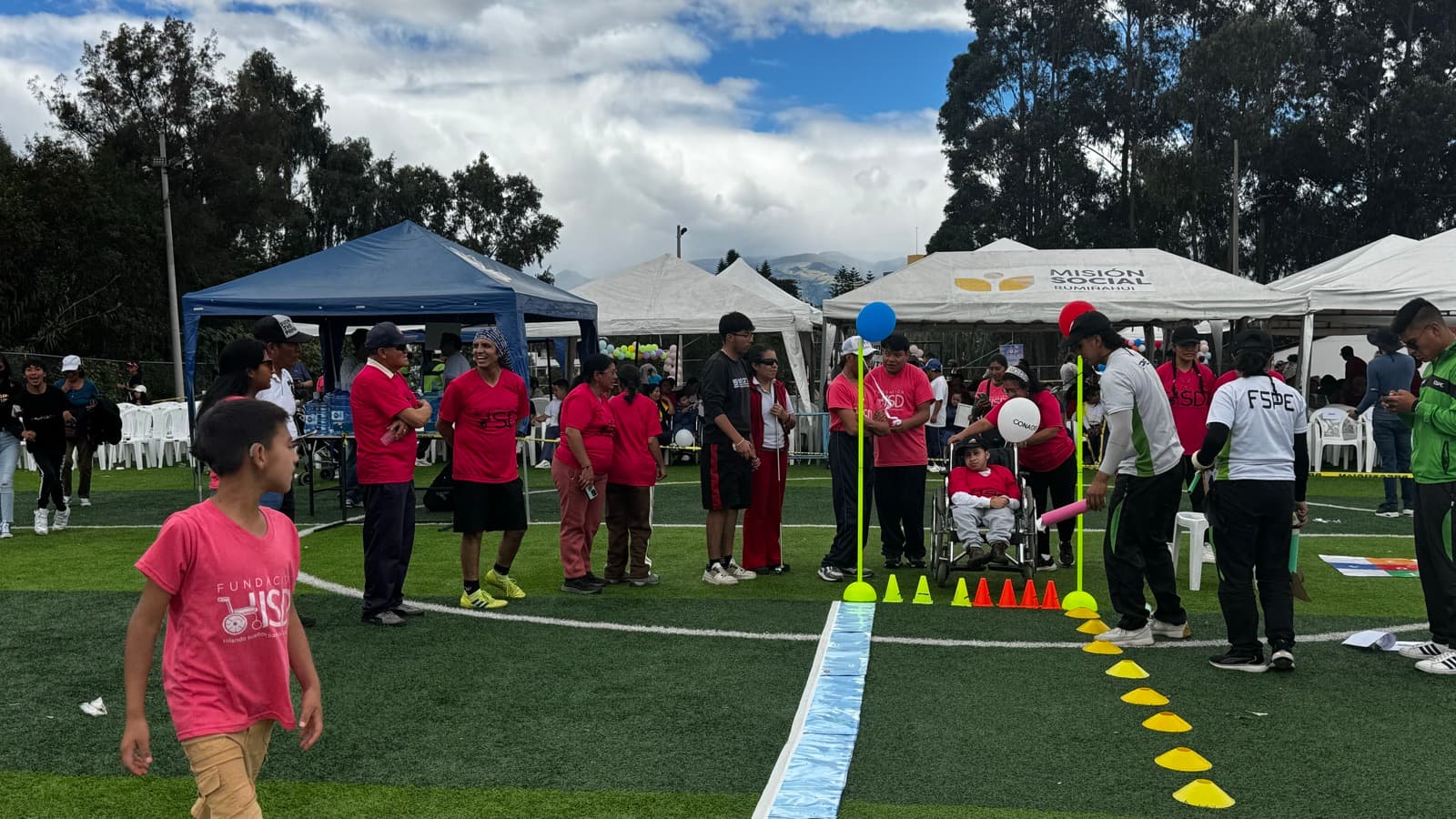 Circuito de juegos deportivos adaptados con conos y globos en la jornada Atletismo Sin Límites