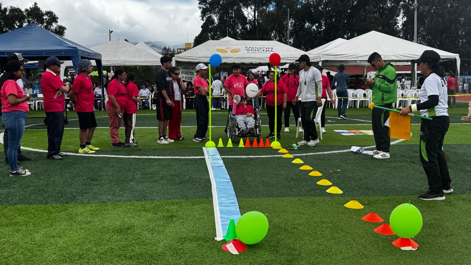 Beneficiario en silla de ruedas participando en el circuito de juegos adaptados de Atletismo Sin Límites